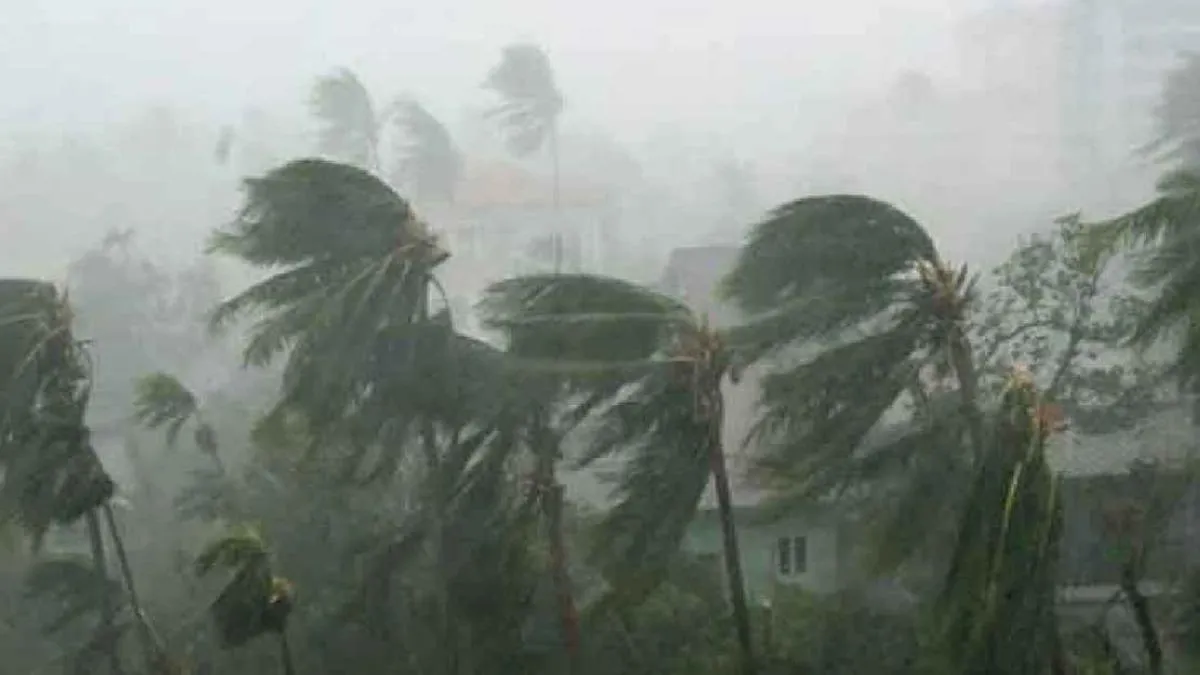 দুপুরের মধ্যে ১৫ জেলায় ঝড়ের আভাস, নদীবন্দরে সতর্কতা