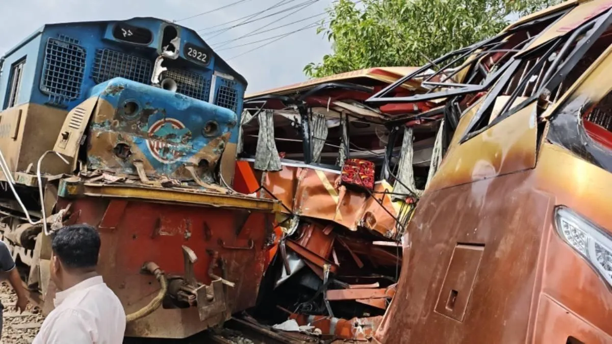 কুমিল্লায় বাসে ট্রেনের ধাক্কায় মামলা, আসামি দুই গেইটম্যান