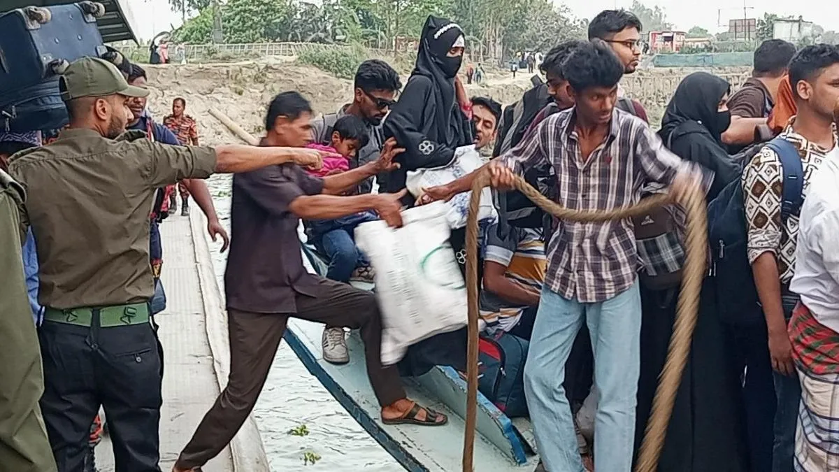 পাটুরিয়া লঞ্চঘাটে অব্যবস্থাপনায় ক্ষোভ যাত্রীদের