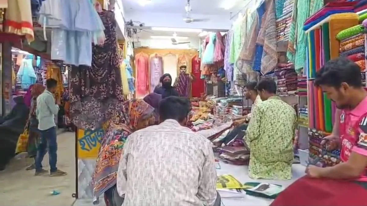 ঈদের আনন্দে মুখর চুয়াডাঙ্গা, জমে উঠেছে কেনাকাটার ধুম