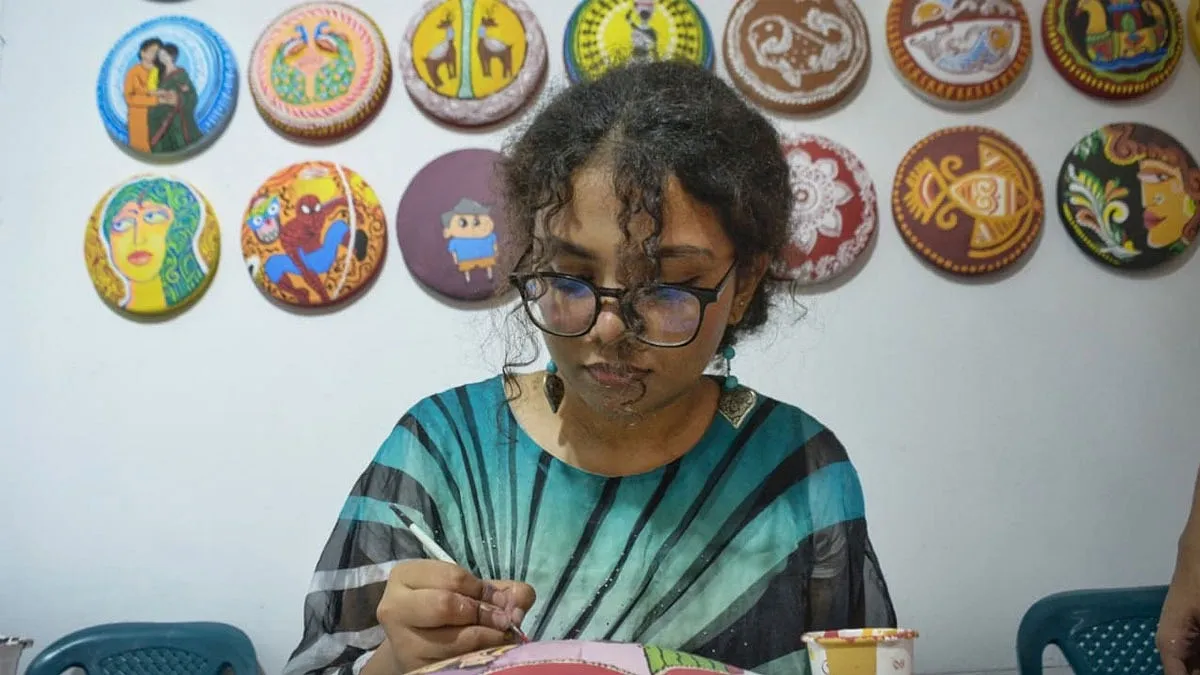 আঁকায় মনোযোগ এক শিক্ষার্থীর