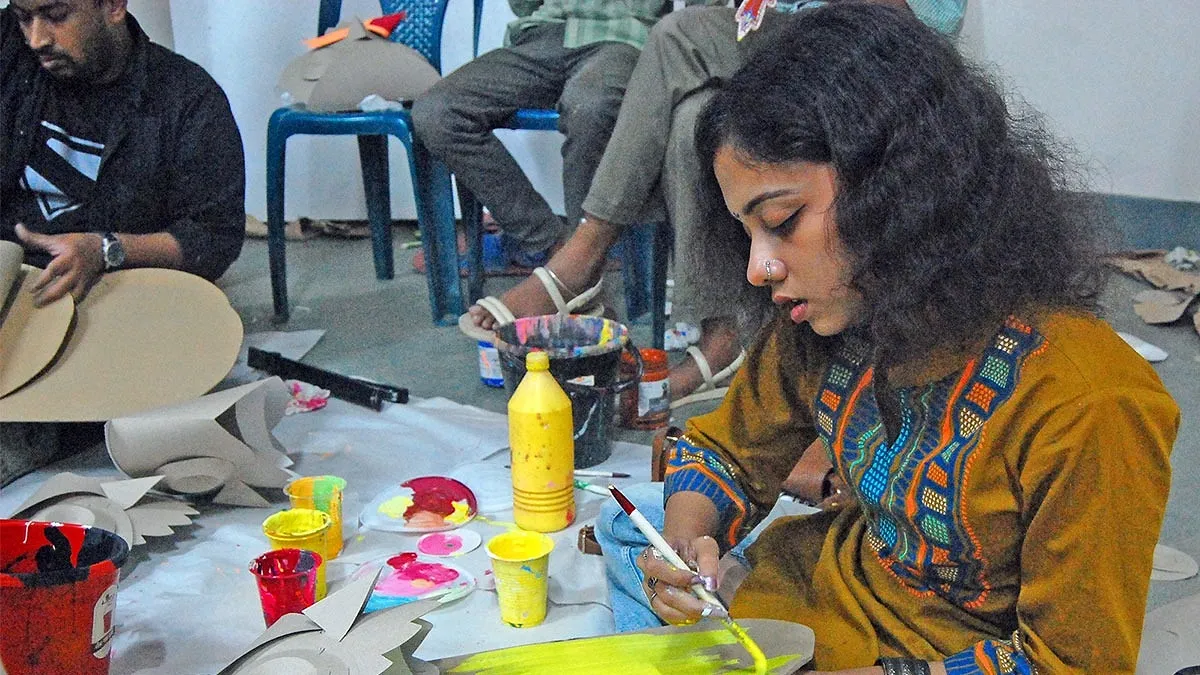 শিক্ষার্থীদের করতে হয়েছে হাড়ভাঙা পরিশ্রম