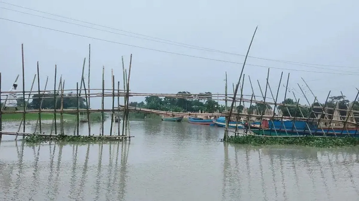 বাঁশের সাঁকোই ২১ গ্রামের মানুষের যাতায়াতের ভরসা