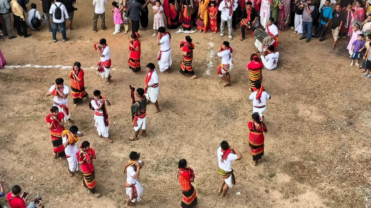 পাহাড়ে রঙ ছড়াচ্ছে বৈসাবি