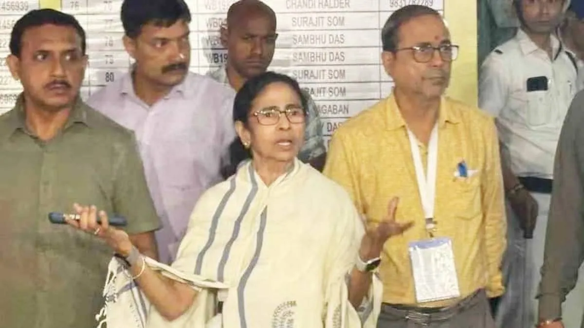 ইভিএম নিয়ে অভিযোগ মমতার, নিজেই বসলেন পাহারায়