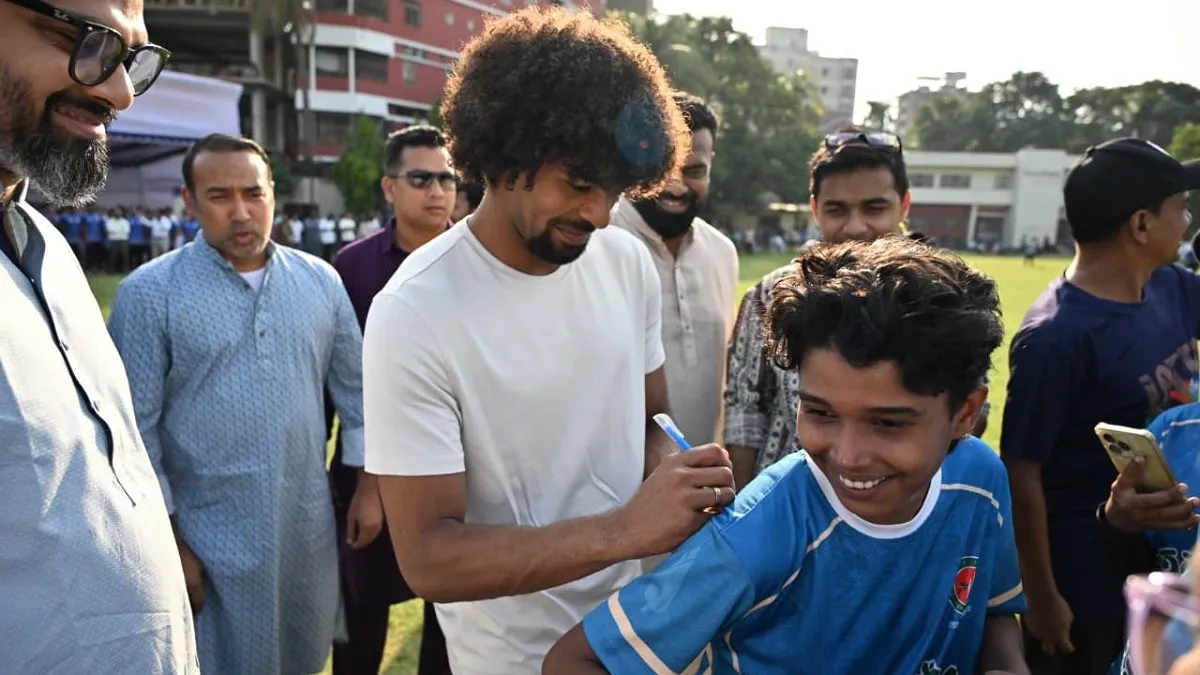 আমি একটি অনুষ্ঠানে গিয়েছিলাম (নতুন কুঁড়ি স্পোর্টস), যেখানে শিশুদের অল্প বয়স থেকে দক্ষতা বৃদ্ধির ব্যবস্থা করা হচ্ছে, যা ভীষণ গুরুত্বপূর্ণ। ইউরোপে বা অন্য মহাদেশে খুব অল্প বয়স থেকে ফুটবল শিক্ষা শুরু হয়, এটিই ফুটবলের বেসিক শেখার আদর্শ সময়। যতটা জানি, যুব দলগুলো নিয়ে তারা (সরকার) সারা দেশে ফুটবলসহ অন্যান্য খেলার আয়োজন করছে। এটি আমাদের বিশ্বকাপে যাওয়ার জন্য বড় ভূমিকা পালন করবে।
