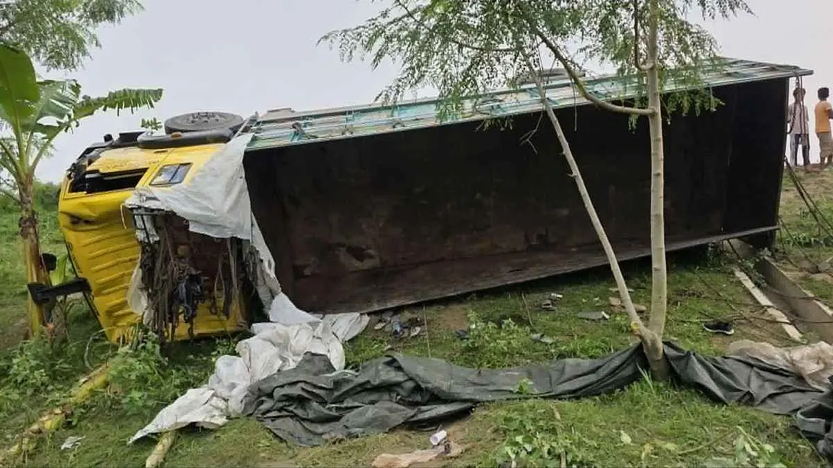 ঢাকা-টাঙ্গাইল মহাসড়কে ট্রাক উল্টে নিহত ১৫