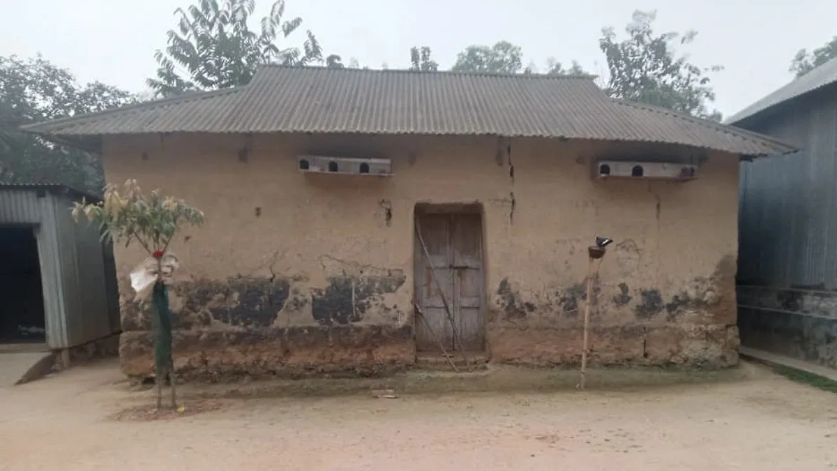 হারিয়ে যাচ্ছে সখীপুরের মাটির ঘর