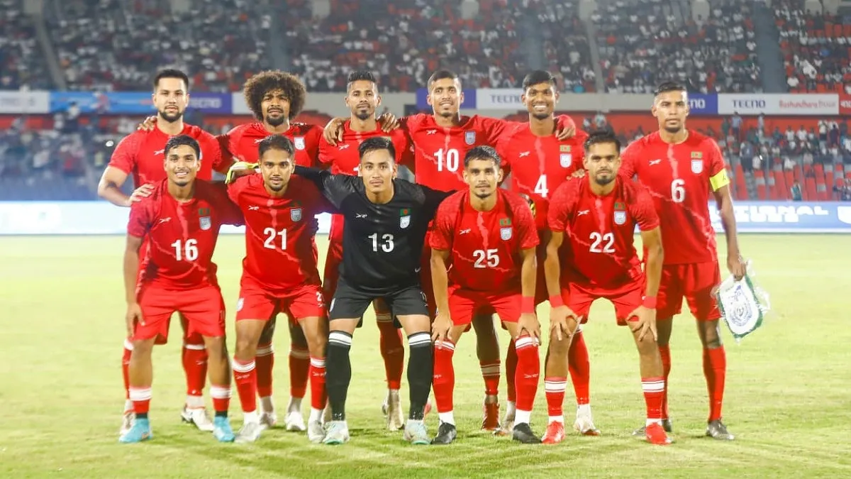 আমি যখন তরুণ ছিলাম ১৭ বা ১৮ বছর বয়স, তখন যে ভুলগুলো করতাম, এখনো তাদের কয়েকজনকে সেগুলো করতে দেখি। সে বয়সে আমিও জানতাম না কীভাবে কঠিন মুহূর্তগুলো সামলাতে হয়। তবে আমরা যত বেশি বড় ম্যাচ খেলছি, দল হিসেবে তত বেশি চাপ সামলানোর সক্ষমতা অর্জন করছি।