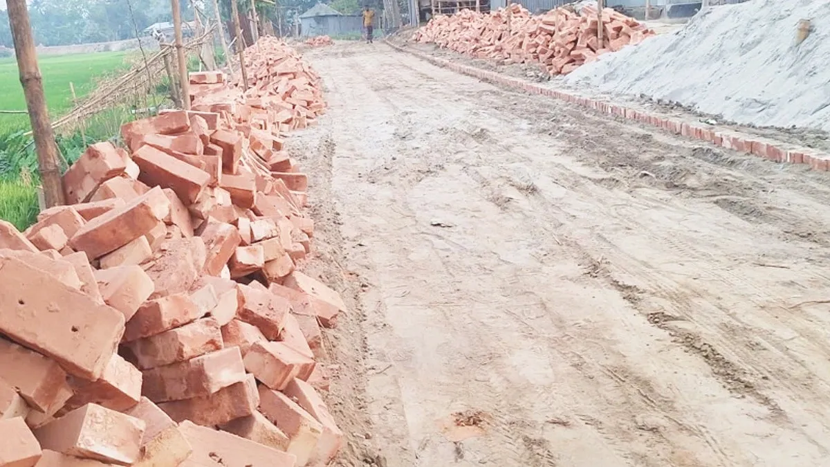 প্রধানমন্ত্রীর বাড়ির সামনে রাস্তা বানাতে ইট ‘ভাড়া’ নিয়েছিল এলজিইডি
