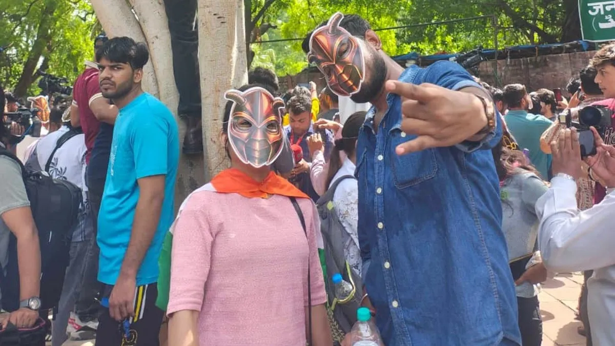 আরশোলার মুখোশে যন্তর মন্তর ভরালেন ককরোচ পার্টির সমর্থকরা