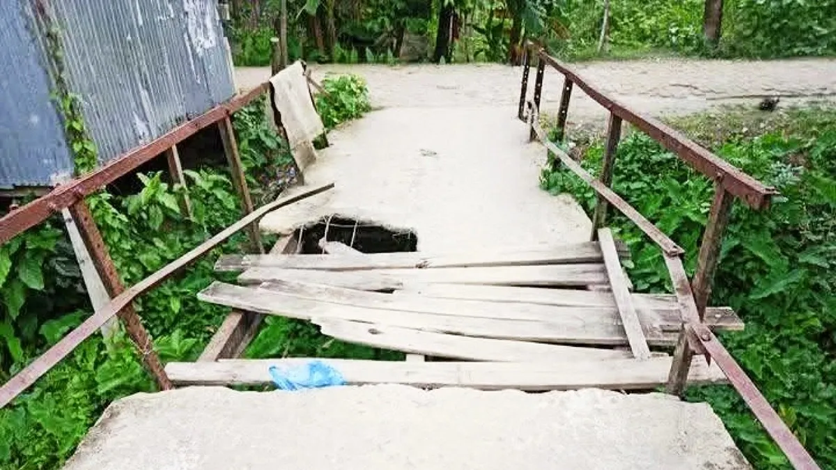 বেহাল সেতুতে ঝুঁকি নিয়েই পারাপার