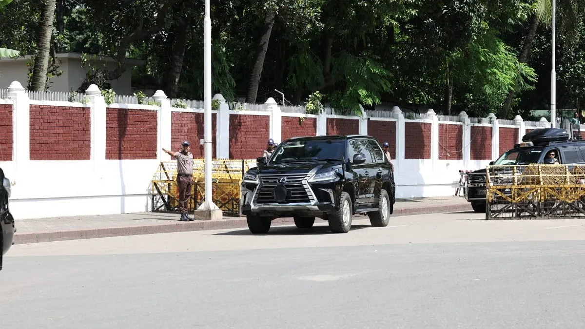 হাসিমুখে বঙ্গভবন ছাড়লেন বিদায়ী রাষ্ট্রপতি মো. সাহাবুদ্দিন