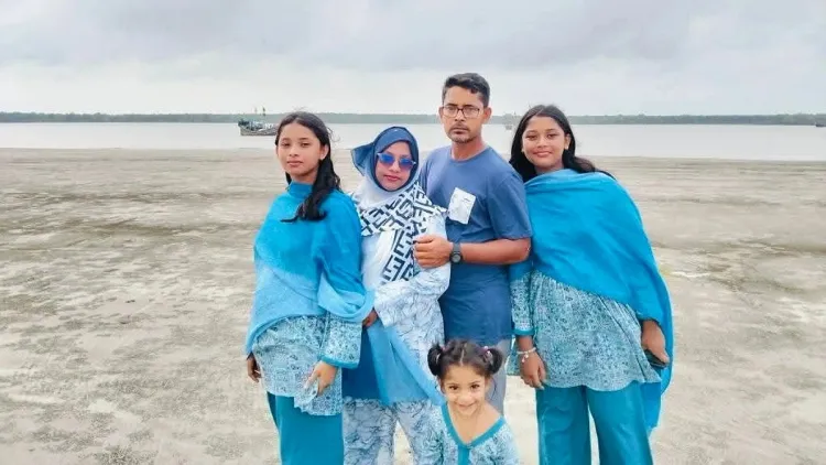 ডুবে যাওয়া মেয়েকে বাঁচাতে পারলেও স্রোতের টানে তলিয়ে গেলেন বাবা
