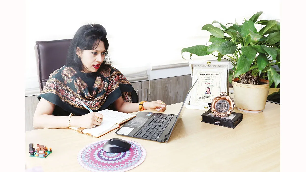 গোছানো  অফিস ডেস্ক