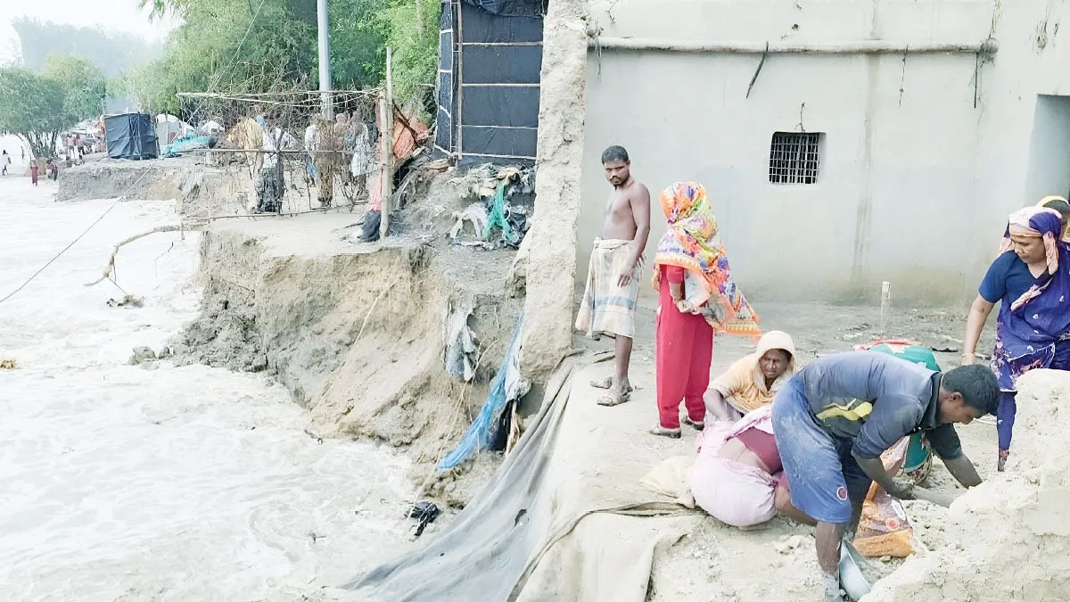 সাগরে হারাচ্ছে ভিটামাটি