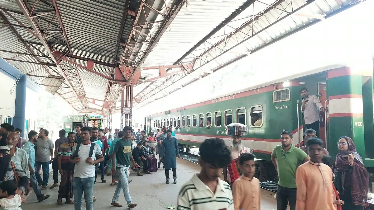 ট্রেনে ওঠা নিয়ে দ্বন্দ্ব, কুষ্টিয়ায় দুই যাত্রীকে ছুরি মারলেন ট্রেন কর্মচারী