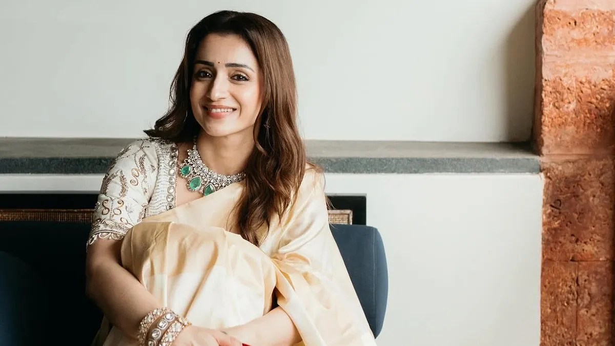 বিজয়ের শেষ সিনেমা দেখতে হাজির তৃষা