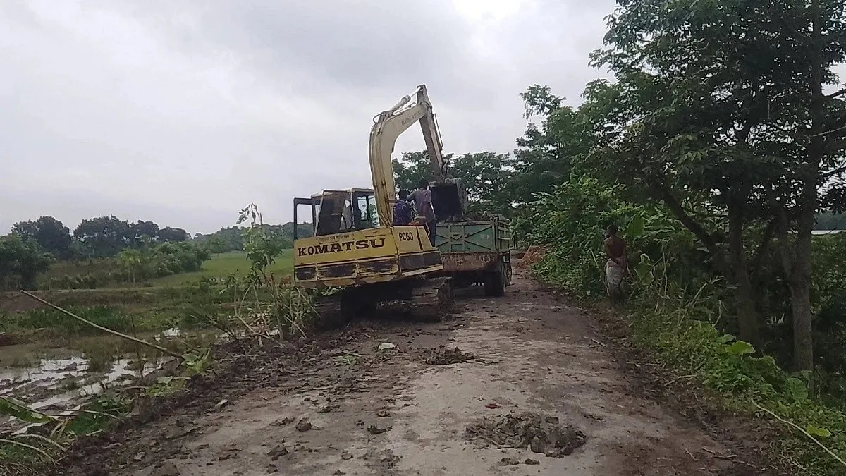 সরকারি জমির মাটি বিক্রি করছেন বিএনপি নেতা