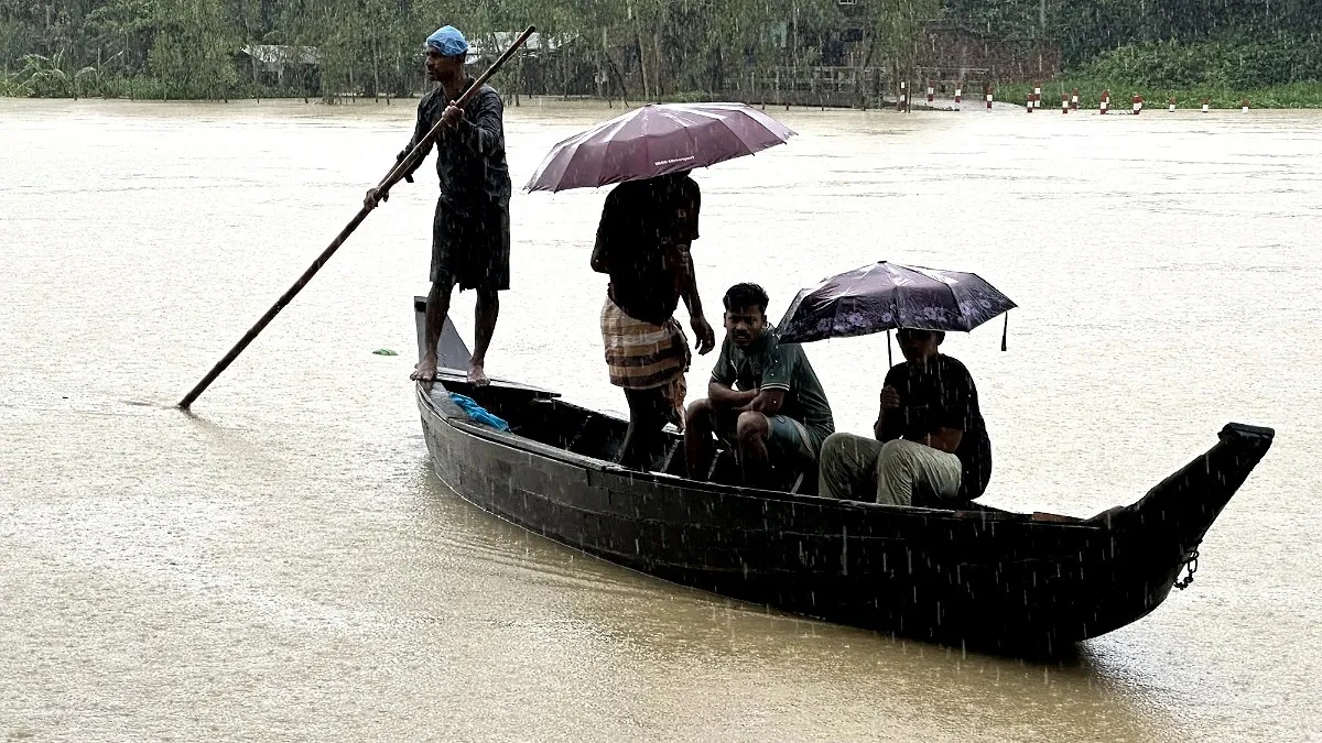 বন্যার পানি নামছে ধীরে, মানুষের ভোগান্তি