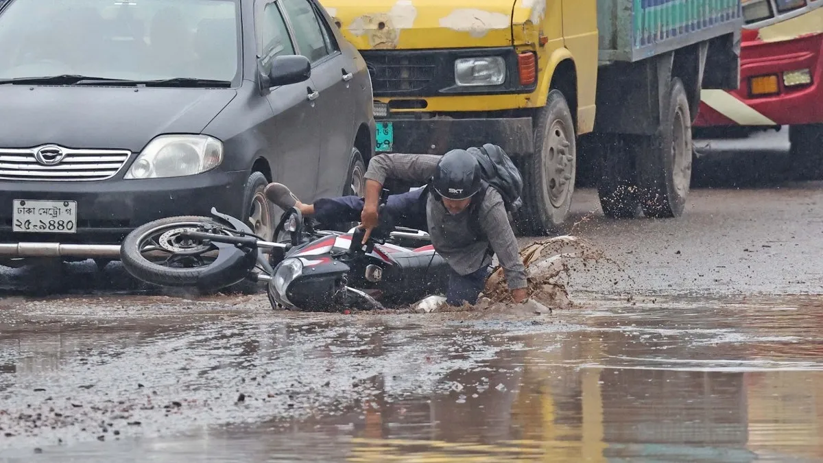 সড়কের বেহাল অবস্থা