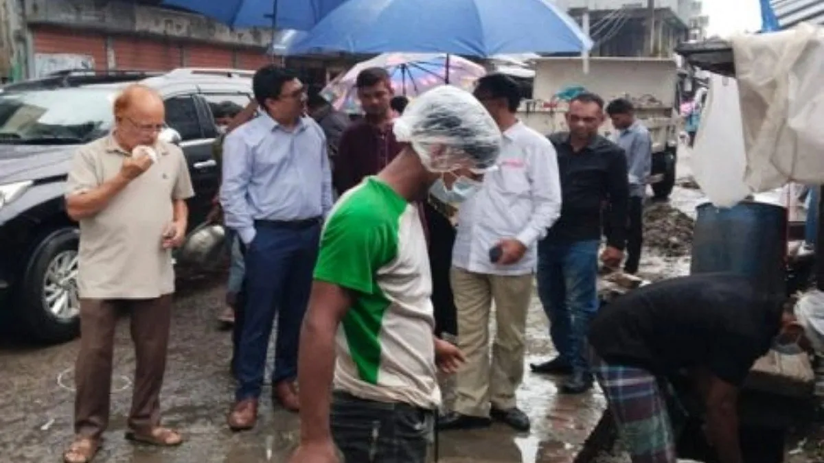 টুঙ্গিপাড়ায় জলাবদ্ধতা নিরসনে নর্দমা পরিষ্কার অভিযান