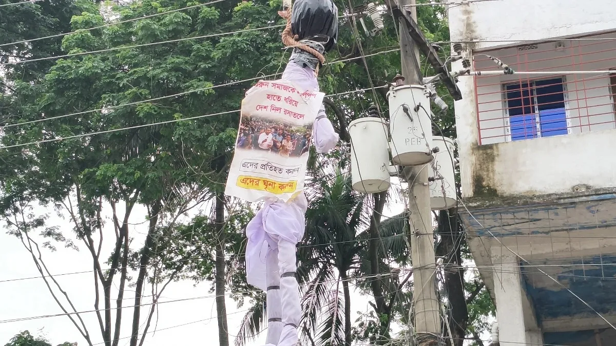 ফাঁসির দড়িতে ঝুলছিল কুশপুতুল, বুকে এনসিপির নেতাদের ছবি