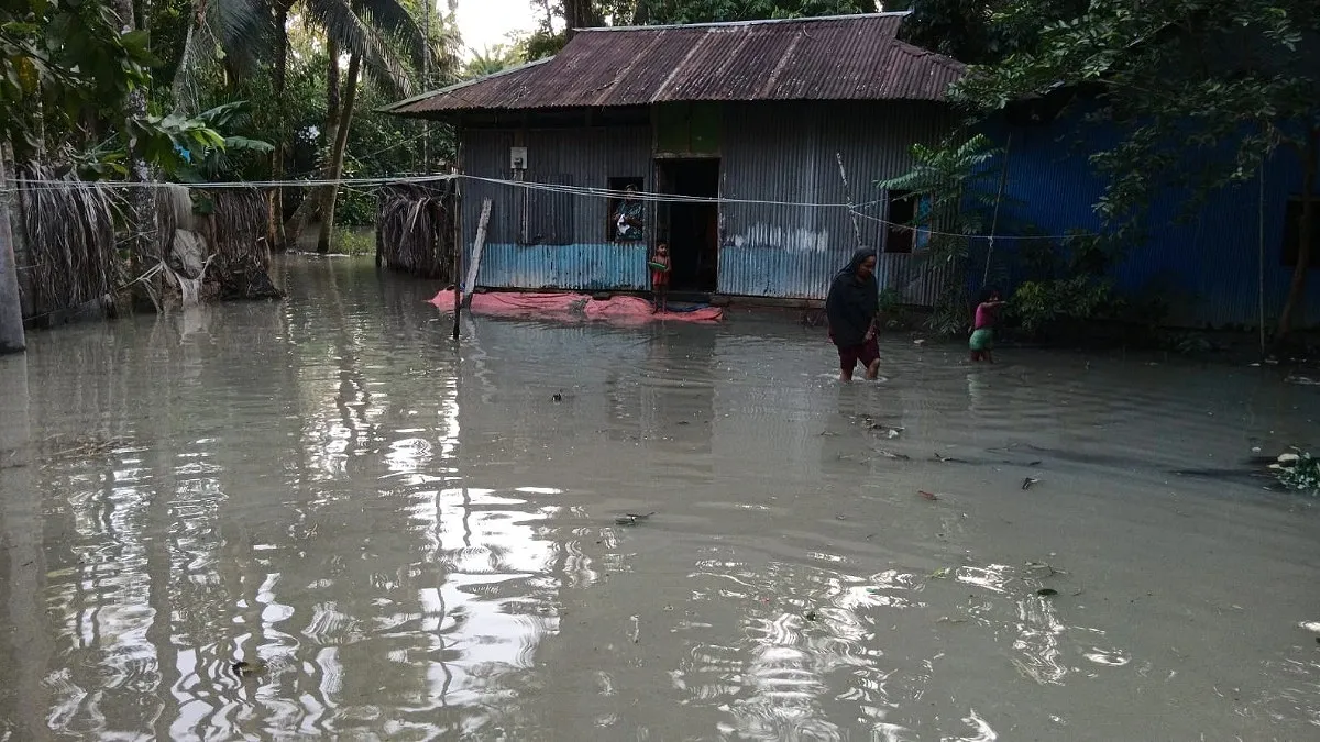 নদী পাড়ের বসতিতে দুর্ভোগের জোয়ার