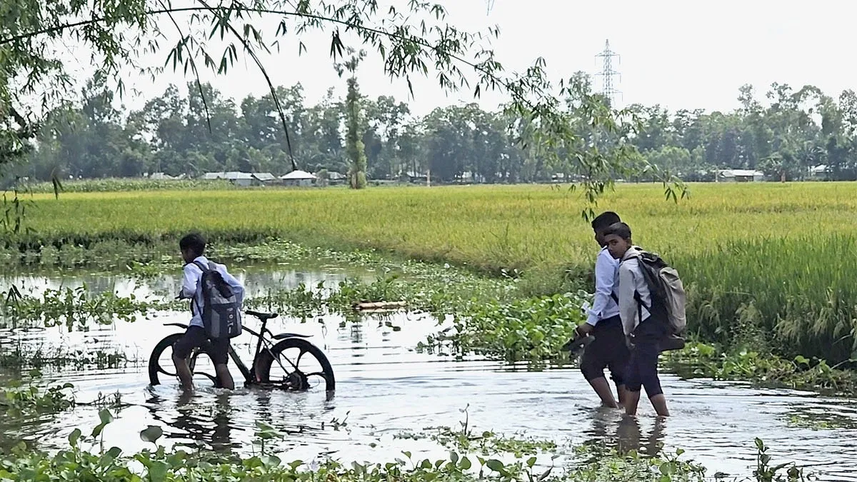 নতুনের জন্য পুরনোটি ভেঙে কালভার্টহীন পাঁচ গ্রাম