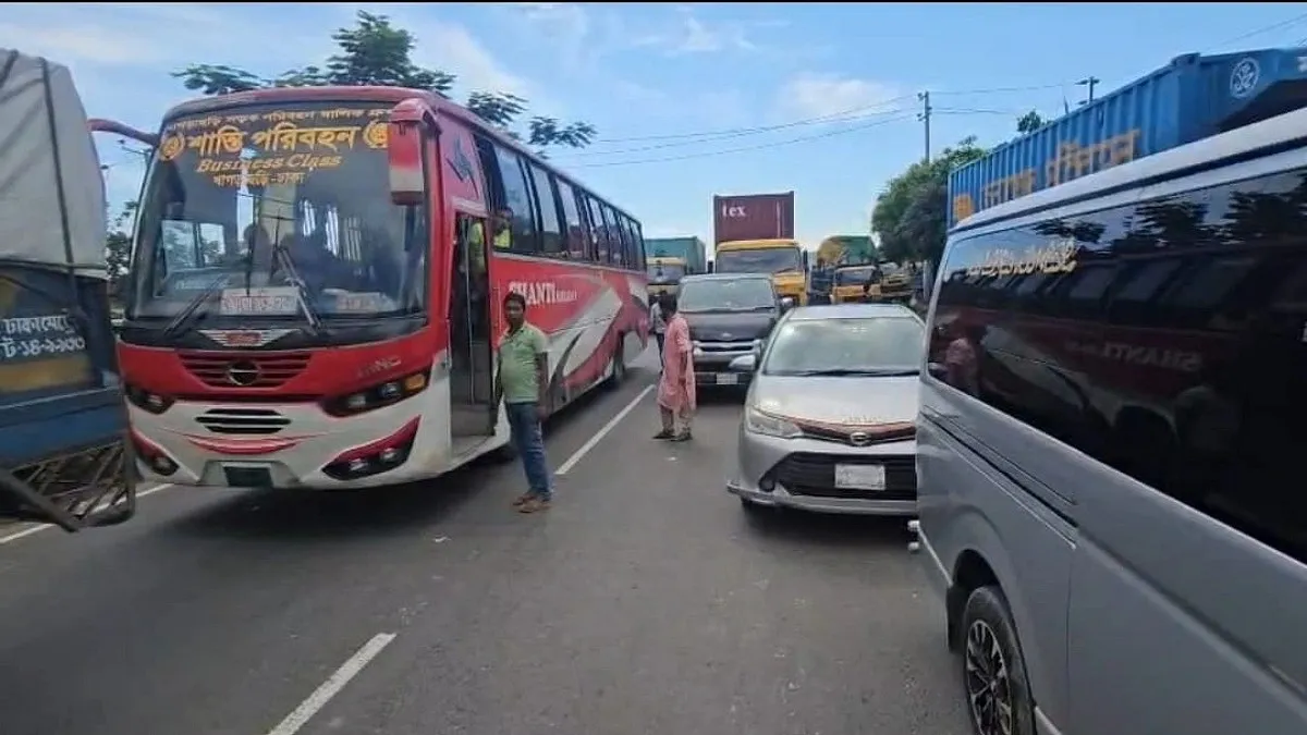 কুমিল্লায় মহাসড়কে যানজটে অ্যাম্বুলেন্সেই রোগীর মৃত্যু