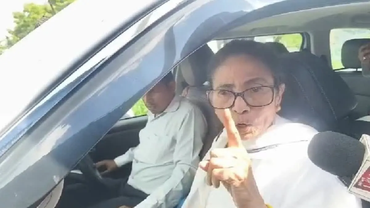 মমতার গাড়ি ঘিরে বিক্ষোভ, ছোড়া হল ইট-পাথর, চটি-কাদা