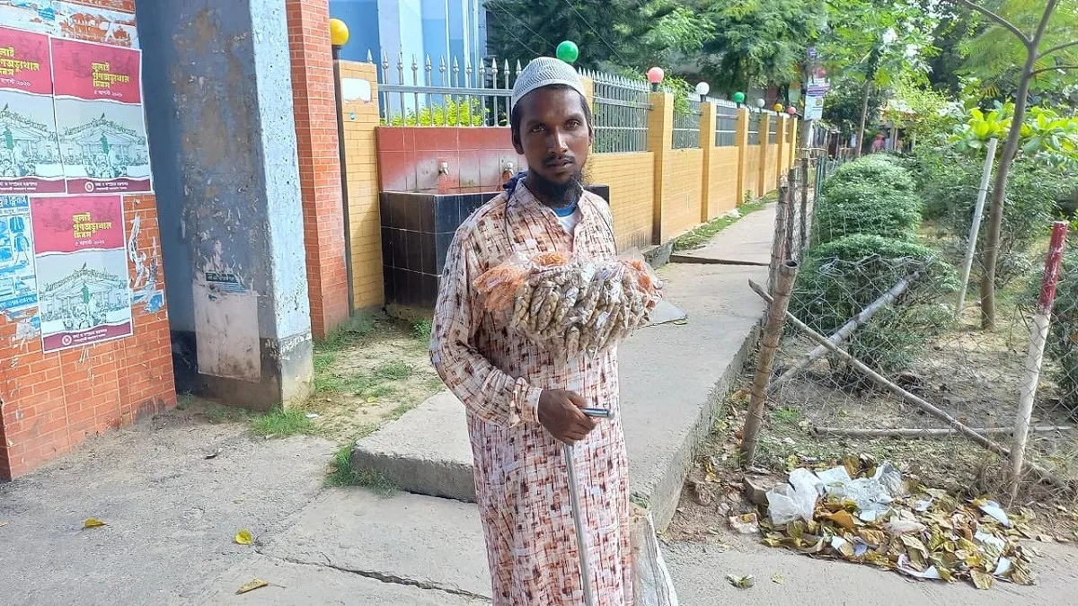 চোখে আলো নেই, তবু রাজুর জীবনে হাল ছাড়ার অন্ধকার নেই