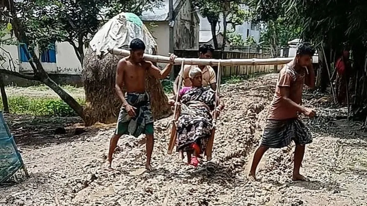 বাঁশের সঙ্গে প্লাস্টিকের চেয়ার বেঁধে মাকে হাসপাতালে নিলেন ২ ছেলে