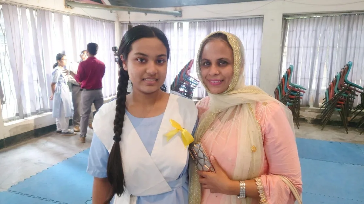 মেয়ের পরীক্ষার জন্য এক মাসের ছুটি নেন মা, অবশেষে জিপিএ ৫-এর হাসি