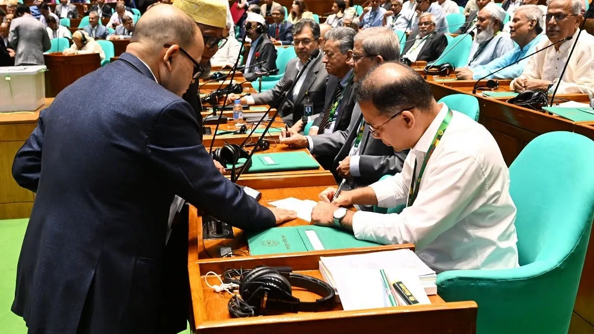 ভোটের শুরু থেকে একঘণ্টা সংসদ কক্ষে প্রধানমন্ত্রী