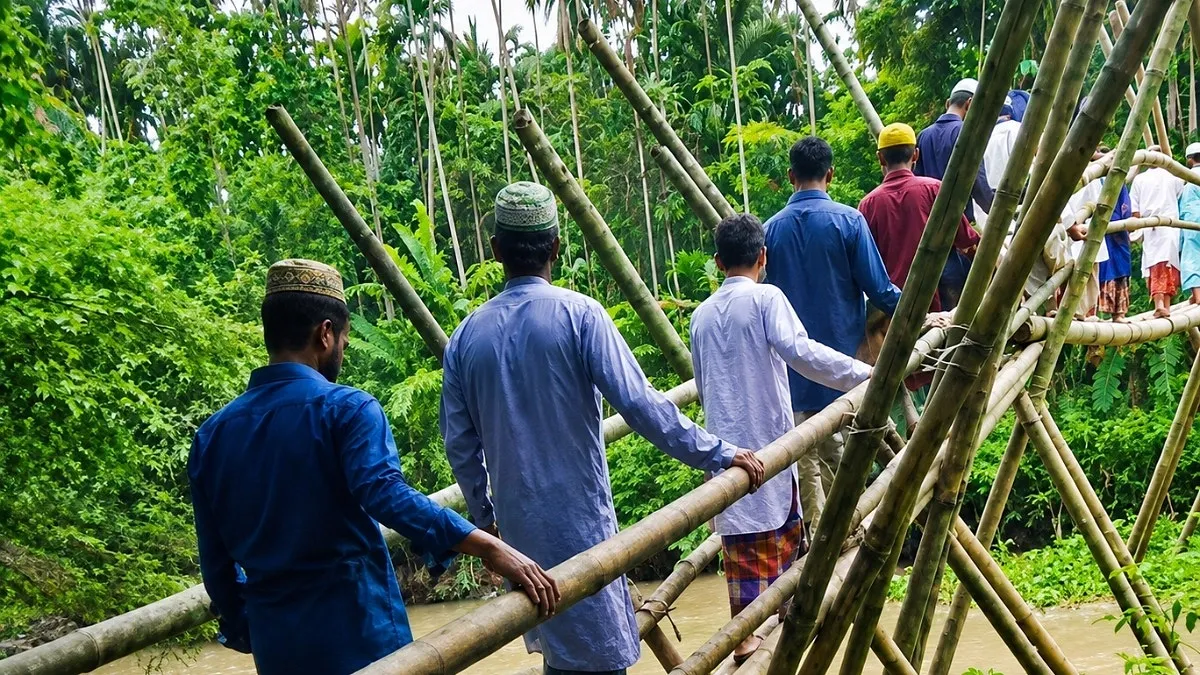 ঝুঁকিপূর্ণ বাঁশের সাঁকোই দুই উপজেলার মানুষের ভরসা