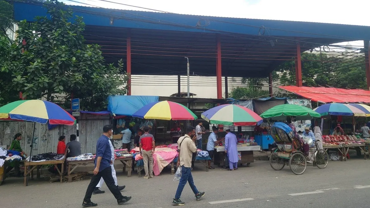 থামে না বাস, বোঝার উপায় নেই পেছনে যাত্রী ছাউনি