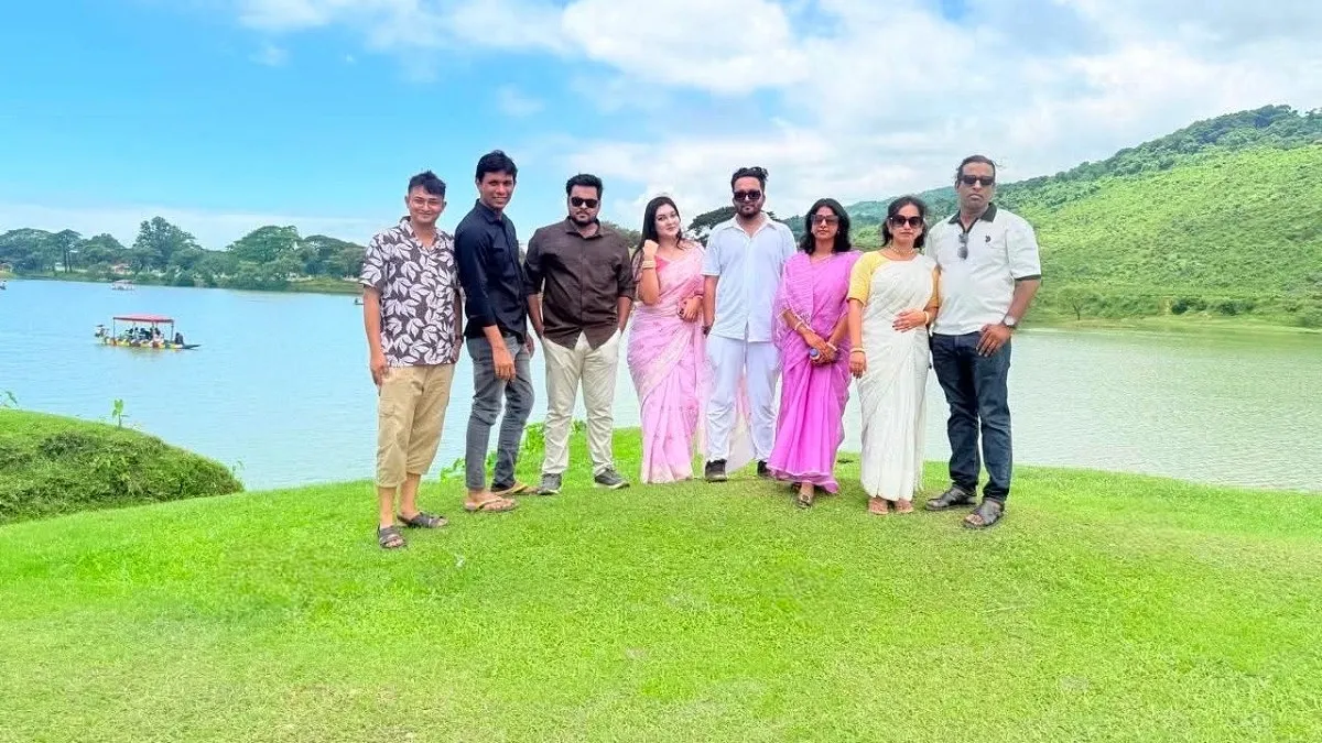 টাঙ্গুয়ায় জলছবিতে আঁকা বন্ধুদের আড্ডা