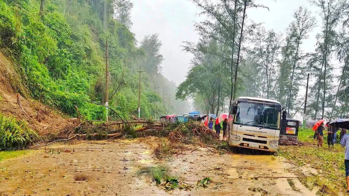 মেরিন ড্রাইভ সড়কে পাহাড়ধস, যান চলাচলে বিঘ্ন