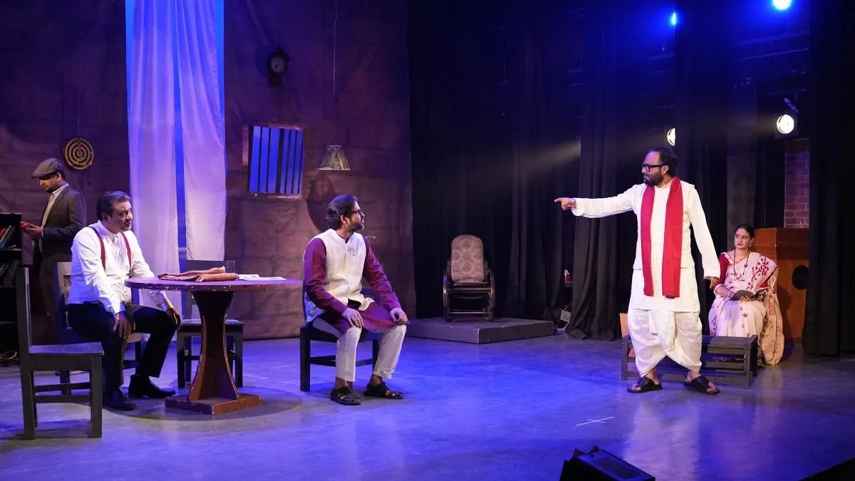 ‘হাঁড়ি ফাটিবে’ নাটকের শতক সন্ধ্যা শনিবার