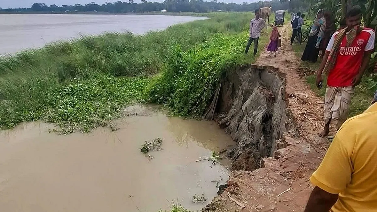 আড়িয়াল খাঁ নদে ফের তীব্র ভাঙন, ঝুঁকিতে বেড়িবাঁধ-সড়ক