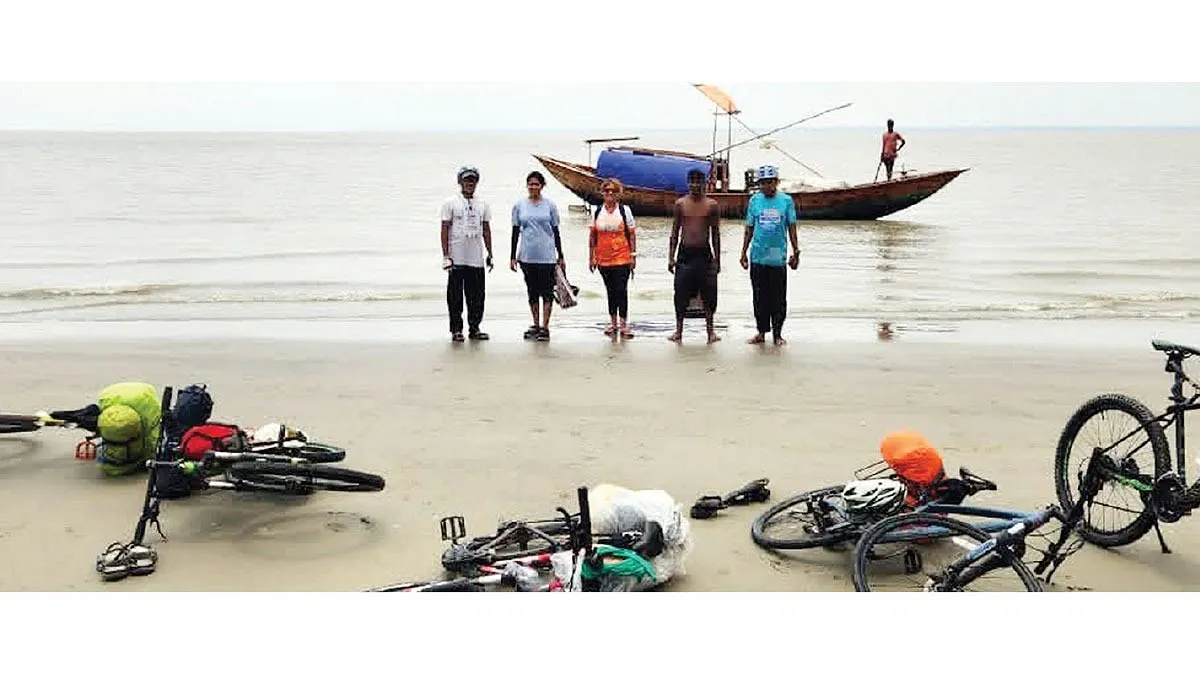 দুই চাকায় চর ভ্রমণ