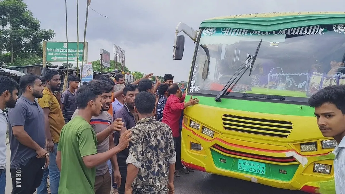 বরিশালে এবার থ্রি-হুইলার চালকদের আন্দোলনে বন্ধ বাস