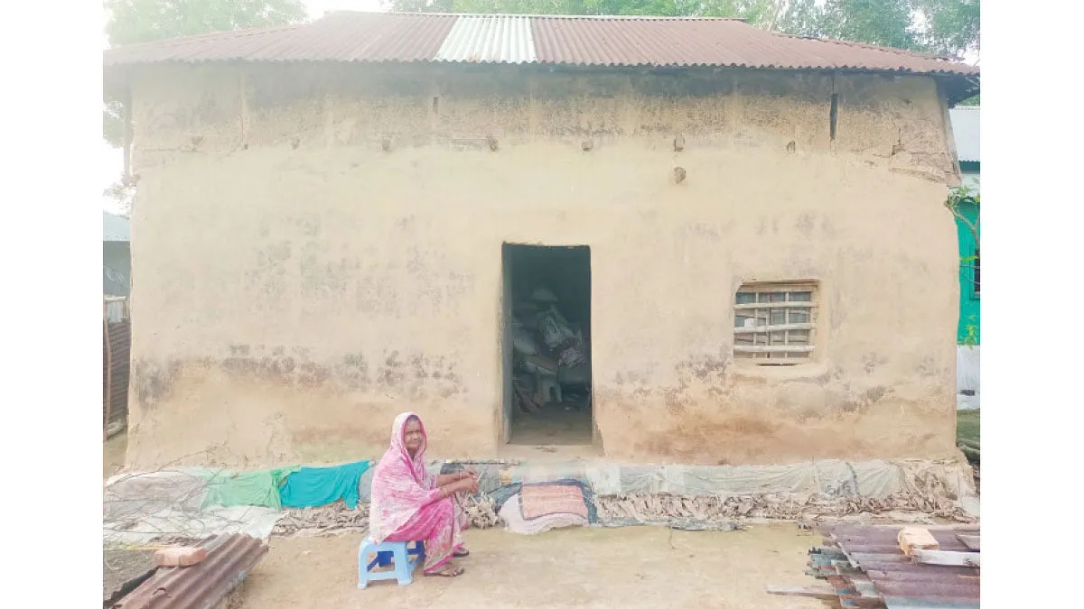 ঐতিহ্য আঁকড়ে মাটির ঘরে বসবাস