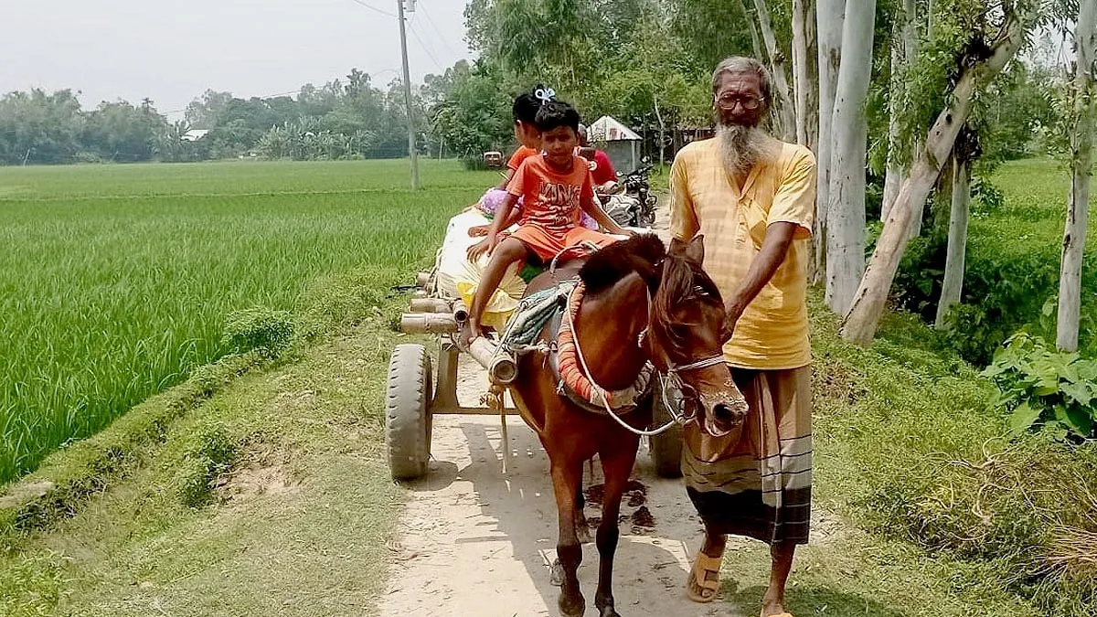 ৮ মাসই কাদা-পানিতে রাস্তা, ২ কিমি পারাপারে ঘোড়ার গাড়ি