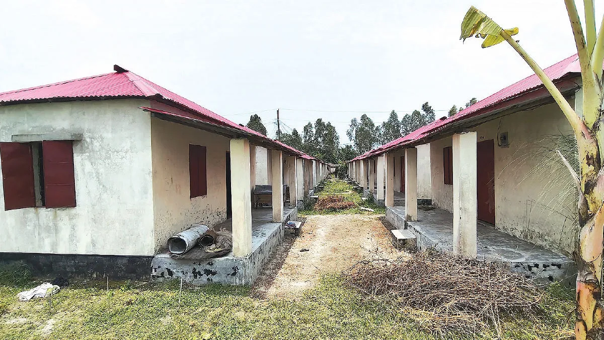 শরীয়তপুরে আশ্রয়ণের শত ঘরের ৯০টিই খালি