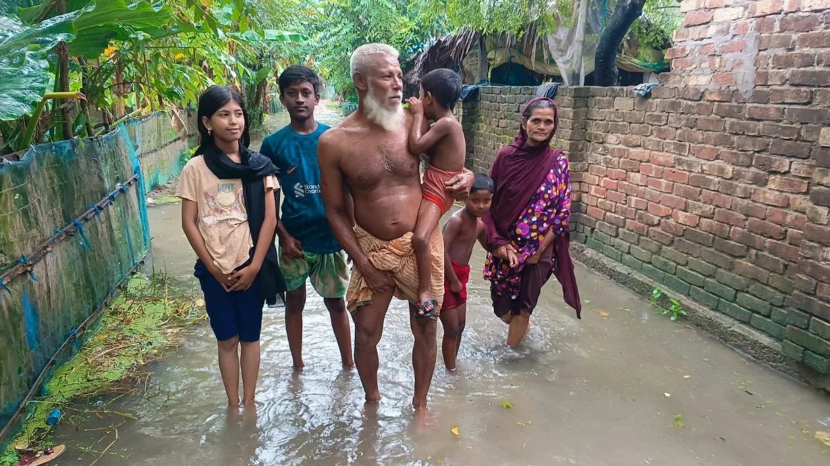 ১৫ দিন ধরে হাঁটু পানিতে ডুবে আছে গ্রাম