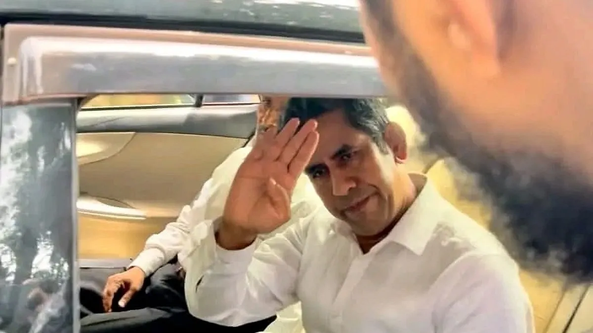 উত্তাল চুয়েট ক্যাম্পাসে ফিরলেন সাবেক ভিসি, স্লোগানে বরণ