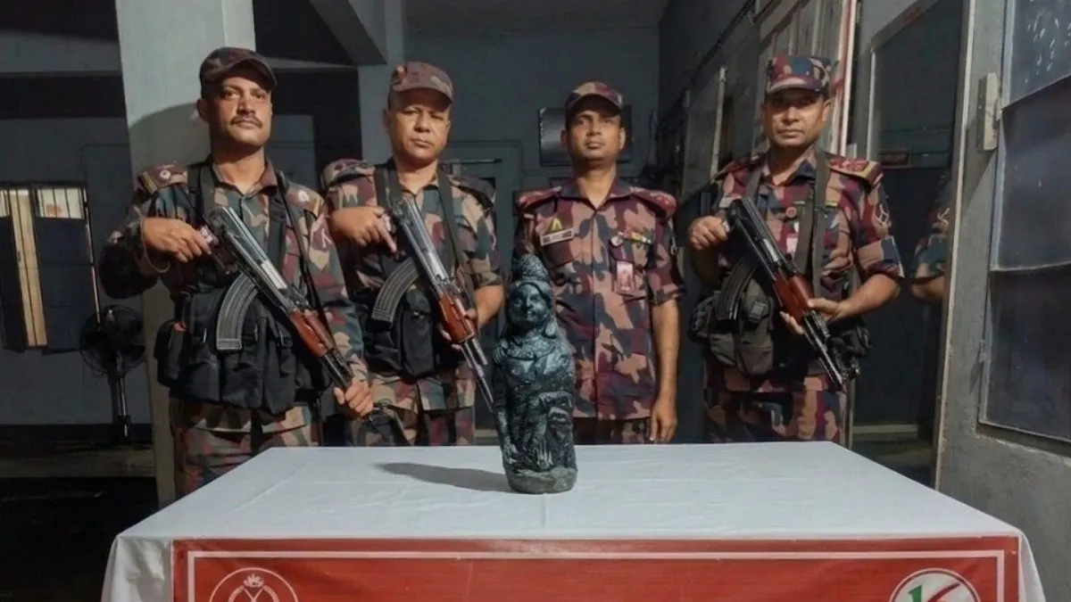 সাপাহার সীমান্তে কষ্টিপাথরের ‘রাধা-রানী’ মূর্তি উদ্ধার