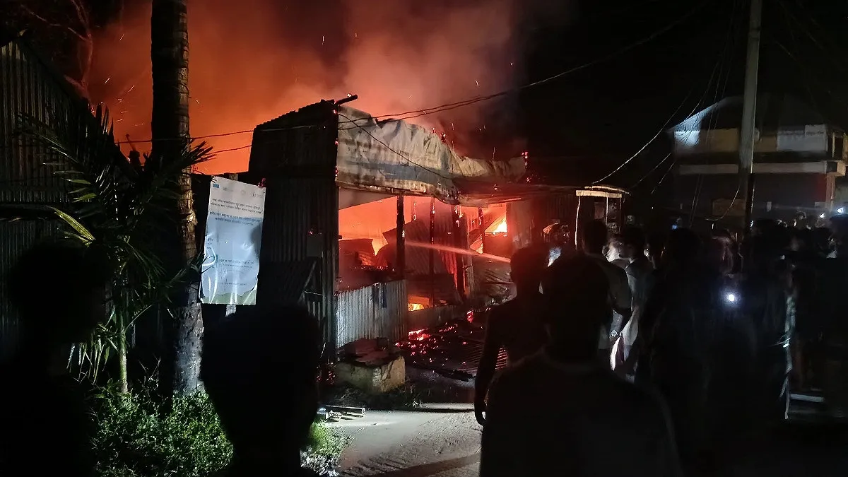 জাজিরায় আগুনে পুড়ল দোকান-গুদাম